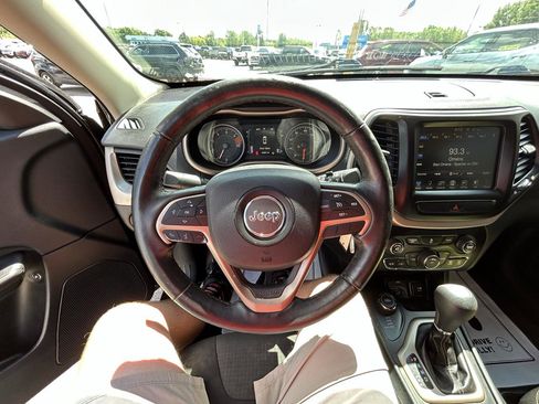 Used 2016 Jeep Cherokee Latitude w/ Cold Weather Group AWD/4WD image 29