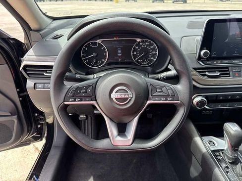 Used 2025 Nissan Altima 2.5 SV FWD image 41