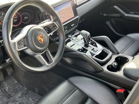 Certified 2023 Porsche Cayenne Platinum Edition image 4