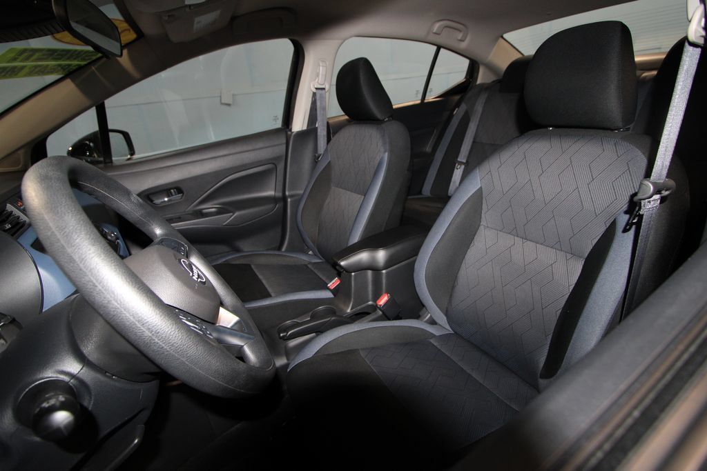 Used 2025 Nissan Versa SV FWD image 4