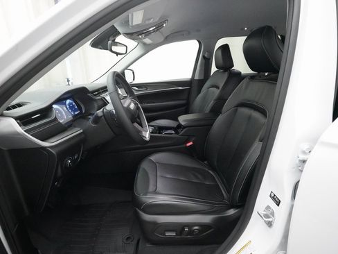 Used 2023 Jeep Grand Cherokee Limited w/ Black Appearance Package image 7