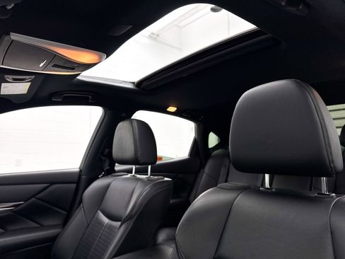 Used 2019 INFINITI Q70 Luxe w/ Sport Package image 3