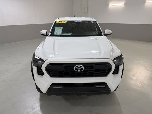 Used 2025 Toyota Tacoma TRD Off-Road AWD/4WD image 3
