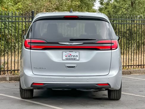 Used 2024 Chrysler Pacifica Touring-L FWD image 4