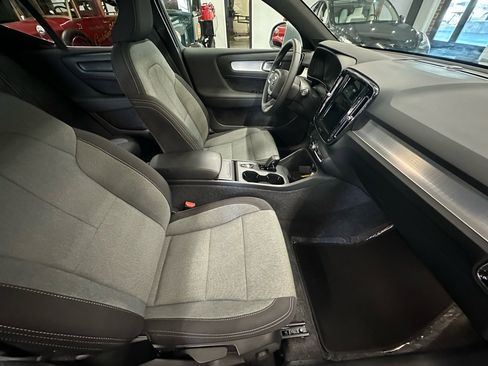 Used 2025 Volvo XC40 B5 Core image 15