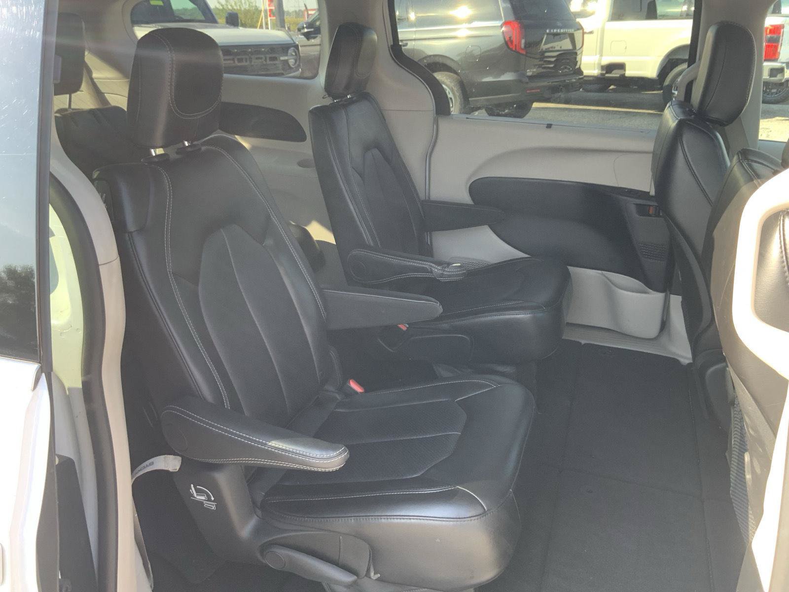 Used 2024 Chrysler Pacifica Touring-L FWD image 47