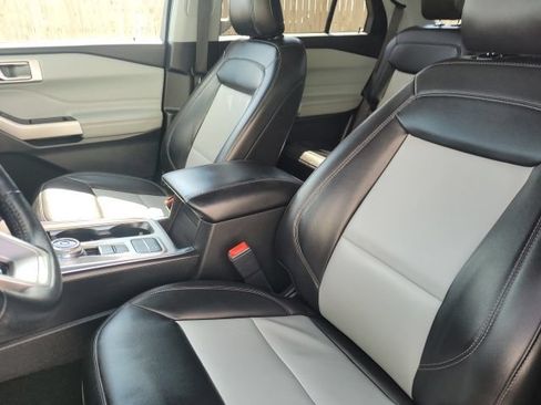 Used 2022 Ford Explorer XLT w/ Equipment Group 202A RWD image 19
