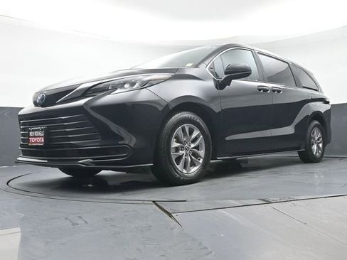 Used 2025 Toyota Sienna LE image 37