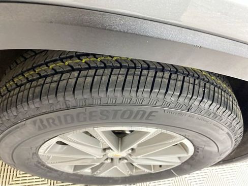 Used 2023 Chevrolet Traverse LT image 23