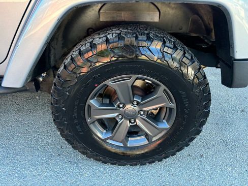 Used 2018 Jeep Wrangler Unlimited Rubicon AWD/4WD image 38