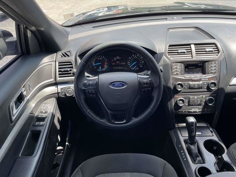 Used 2017 Ford Explorer XLT FWD image 2
