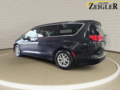 Used 2023 Chrysler Voyager LX FWD image 7