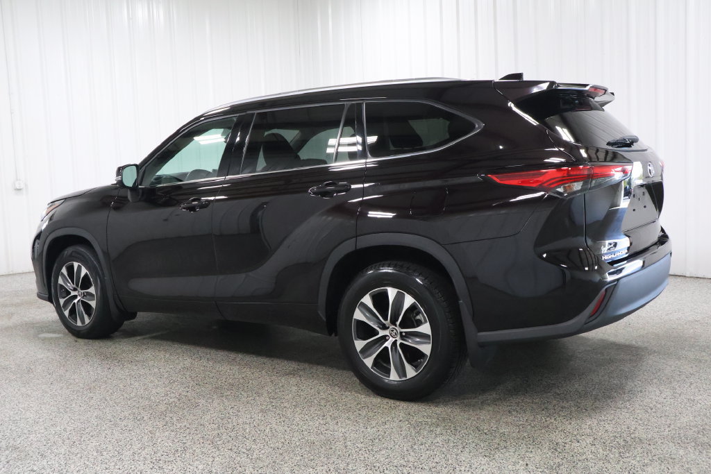 Used 2021 Toyota Highlander XLE AWD/4WD image 4