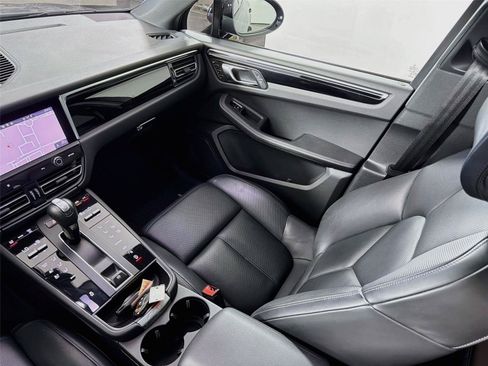 Certified 2024 Porsche Macan AWD/4WD image 30