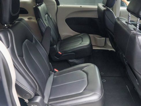 Used 2023 Chrysler Pacifica Touring-L FWD image 29