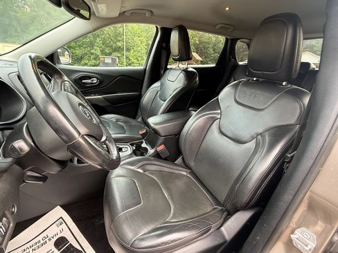 Used 2019 Jeep Cherokee Limited AWD/4WD image 2