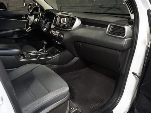 Used 2016 Kia Sorento LX w/ LX Convenience Package image 12