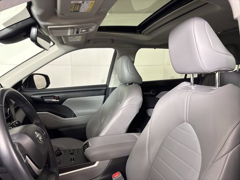 Used 2023 Toyota Highlander XLE image 18