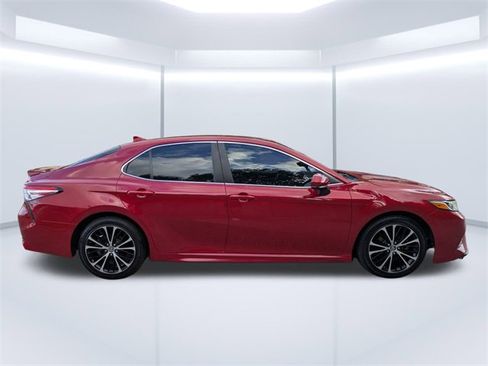 Used 2019 Toyota Camry SE image 3
