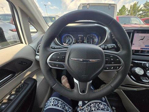 Used 2024 Chrysler Pacifica Touring-L FWD image 11