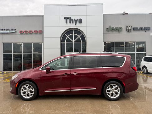 Used 2017 Chrysler Pacifica Touring-L Plus FWD image 35