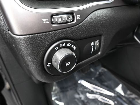 Used 2019 Jeep Cherokee Latitude w/ Popular Appearance Group FWD image 18