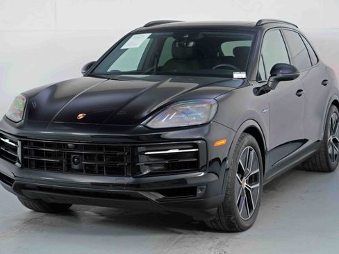 Used 2024 Porsche Cayenne w/ Premium Package image 51