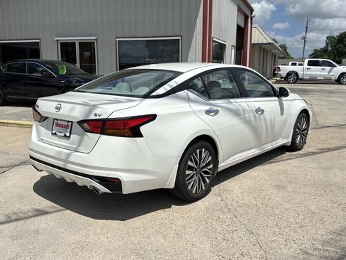 Used 2024 Nissan Altima 2.5 SV w/ SV Premium Package image 7