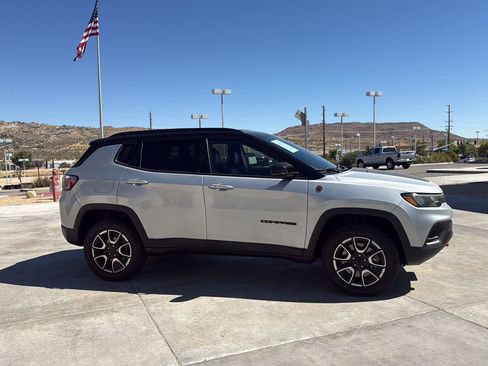 Used 2024 Jeep Compass Trailhawk AWD/4WD image 6