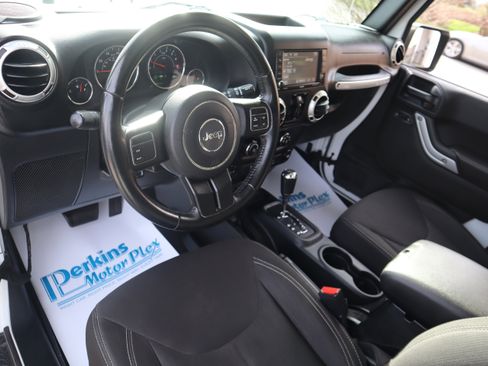 Used 2018 Jeep Wrangler Unlimited Sahara image 21