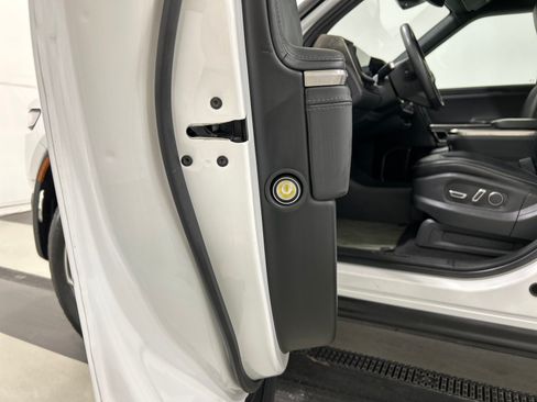 Used 2024 Rivian R1S Adventure AWD/4WD image 32