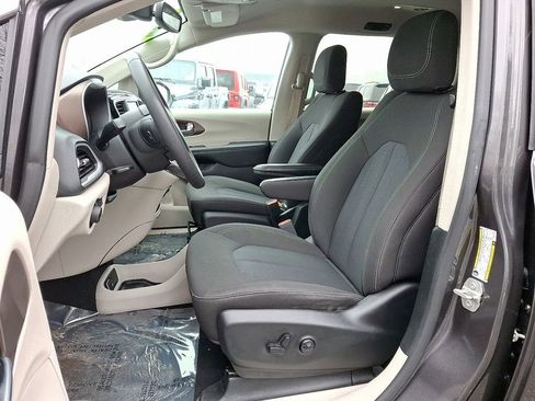 Used 2023 Chrysler Voyager LX image 14