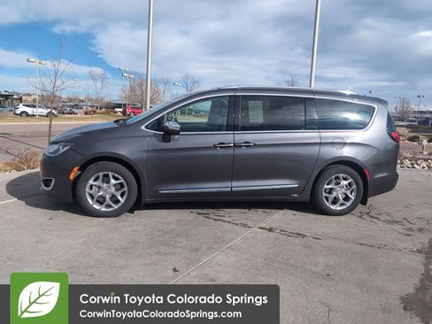 Used 2018 Chrysler Pacifica Limited image 4