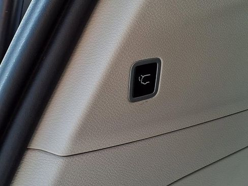 Used 2024 Chrysler Voyager LX FWD image 8