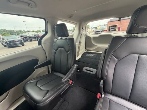 Used 2024 Chrysler Pacifica Touring-L FWD image 19