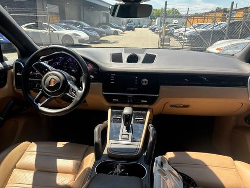 Certified 2023 Porsche Cayenne AWD/4WD image 8