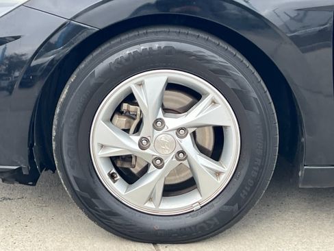 Used 2021 Hyundai Elantra SE image 24