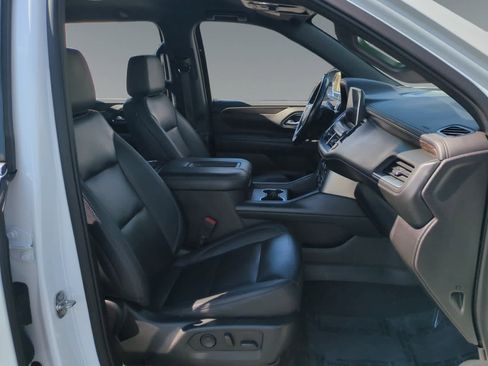 Used 2022 Chevrolet Suburban LT w/ Luxury Package image 15