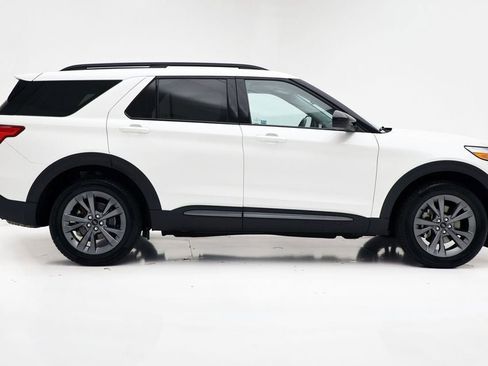 Used 2023 Ford Explorer XLT w/ Equipment Group 202A image 3