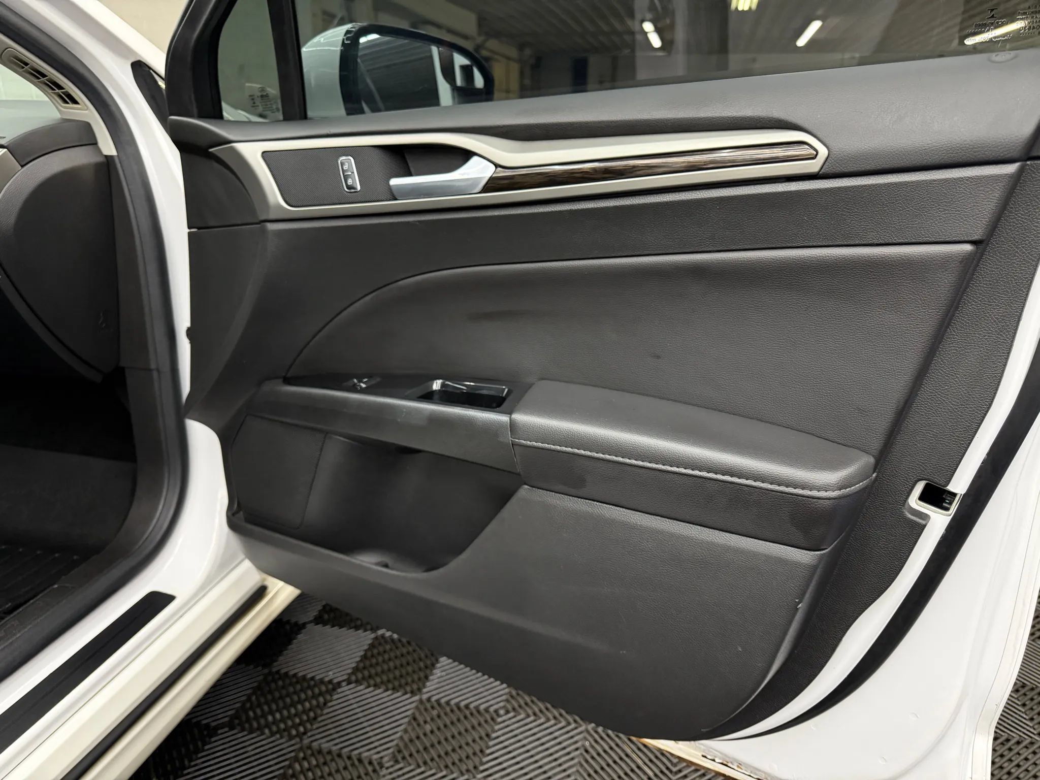 Used 2015 Ford Fusion SE w/ Equipment Group 202A FWD image 5