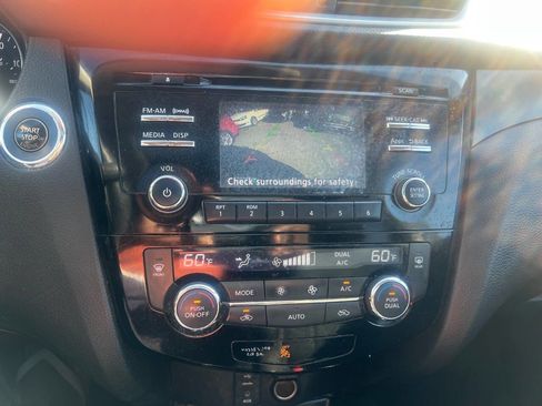 Used 2016 Nissan Rogue SV w/ SV Moonroof Package image 17