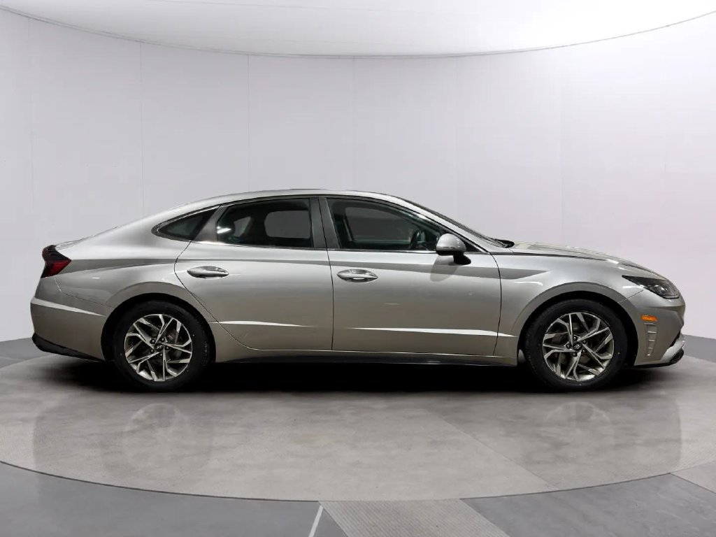 Used 2022 Hyundai Sonata SEL w/ Convenience Package FWD image 2