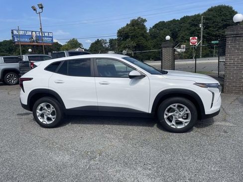 New 2026 Chevrolet Trax LS w/ LS Convenience Package FWD image 2