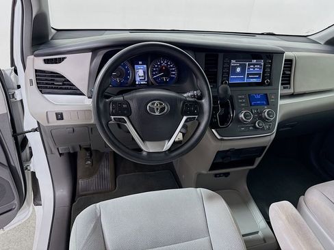 Used 2018 Toyota Sienna L FWD image 19