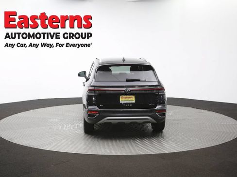 Used 2025 Volkswagen Taos SE AWD/4WD image 36