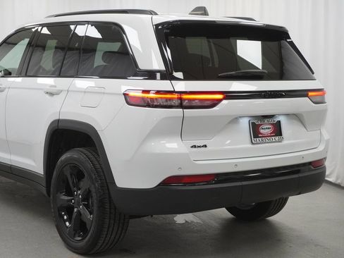 Used 2023 Jeep Grand Cherokee Altitude image 12