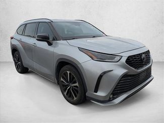Used 2021 Toyota Highlander XSE video 3