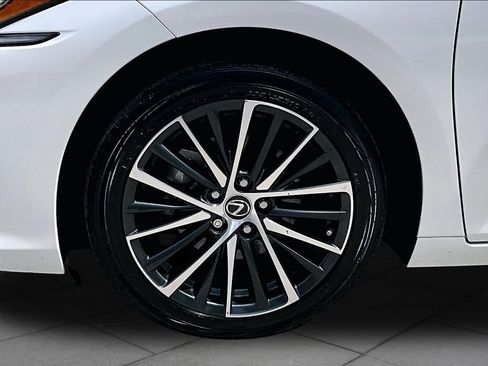 Used 2024 Lexus ES 350 w/ Premium Package FWD image 11