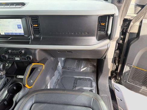 Used 2022 Ford Bronco Badlands image 16