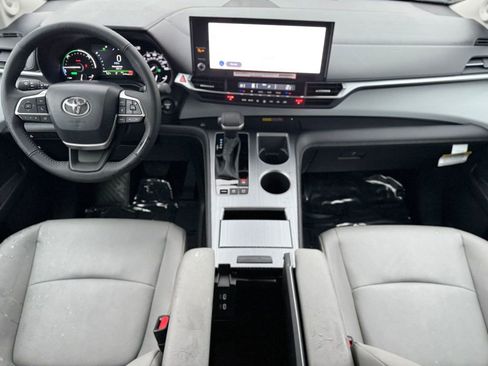 Used 2025 Toyota Sienna XLE image 16